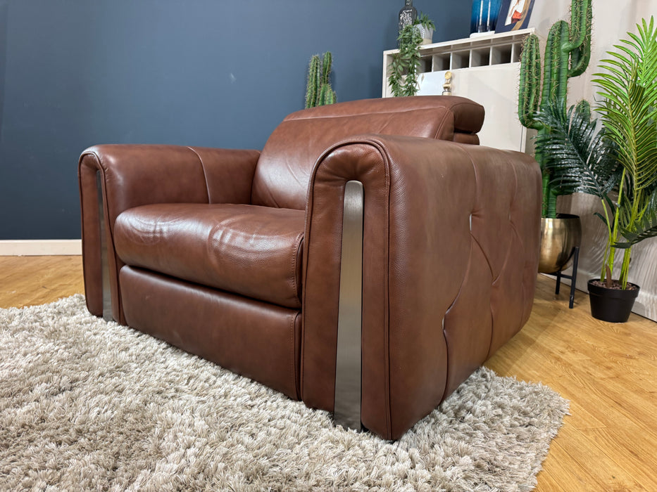 Kingsbridge Leather Loveseat - Trusty Embossed Chestnut (WA2)