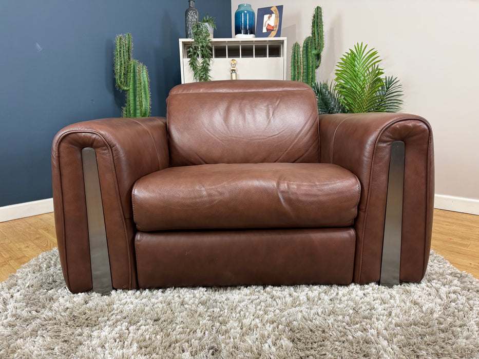 Kingsbridge Leather Loveseat - Trusty Embossed Chestnut (WA2)