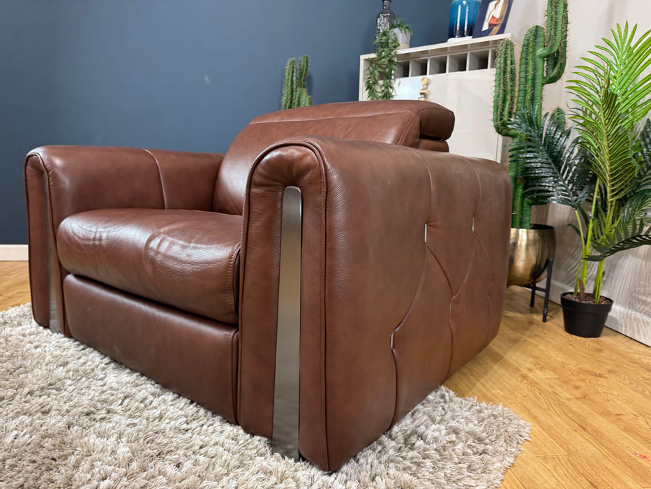 Kingsbridge Leather Loveseat - Trusty Embossed Chestnut (WA2)