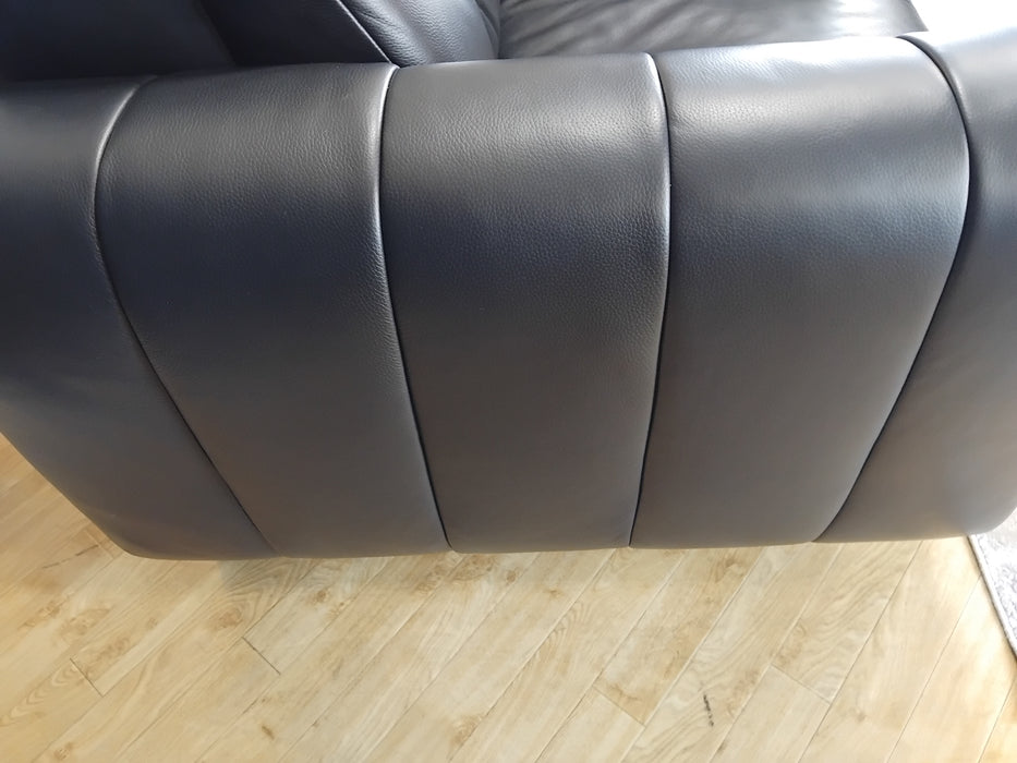 Sofology The Paramount Leather 2 Seater Console Power Recliner/Headrest Heated Seat Speakers in Trusty Embossed Jet Black